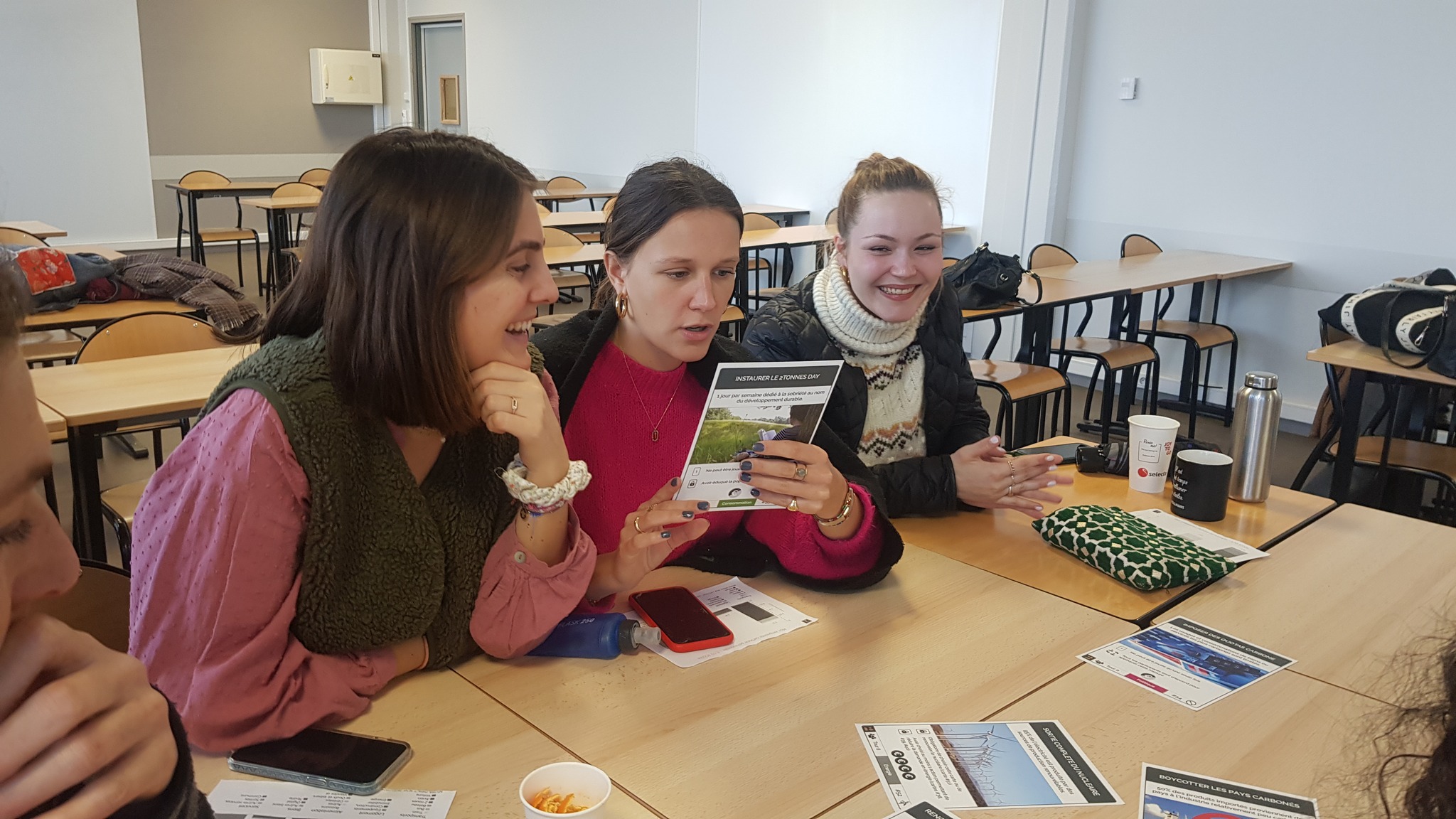 « Au départ, on présente les concepts et les enjeux du dérèglement climatique, les participants n’ont pas le même niveau de connaissances, et ils apprennent des uns et des autres. Ils ont huit tours pour progressivement passer de 9-10 tonnes à 2 tonnes en choisissant leurs propres moyens d’action. C’est intéressant de comparer les choix très différents qui mènent tous au final à réduire son empreinte carbone. L’éducation aux enjeux climatiques est aussi une des clés de l’action ». Baptiste Gadaire étudiant Msc Sustainability Transformations et animateur atelier 2tonnes :